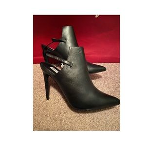 ❤️ STEVE MADDEN! Black Leather Booties! ❤️